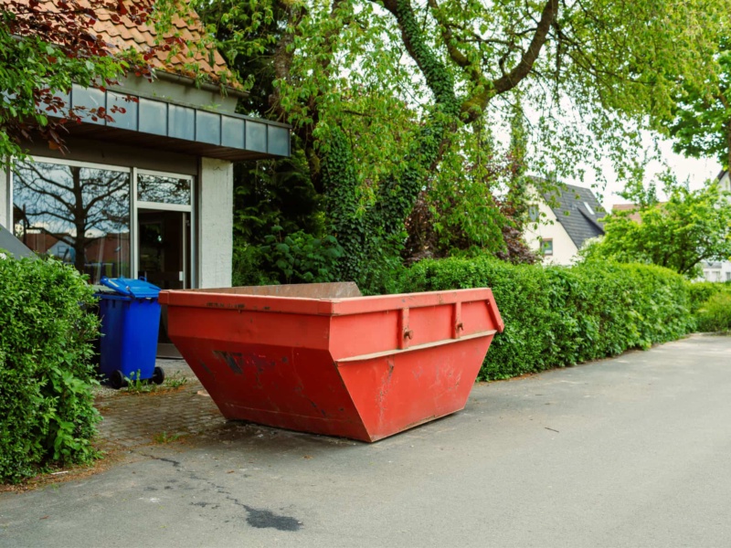 Why a Reliable Rolloff Dumpster Rental Can Help Declutter Your Home this School Year